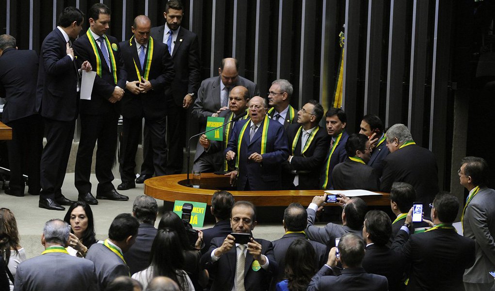Jurista Miguel Reale Júnior, um dos autores da denúncia contra a presidenta Dilma Rousseff, abriu a sessão que discute o processo de impeachment rebatendo os gritos de guerra de manifestantes favoráveis à manutenção do governo Dilma Rousseff; "Golpe sim houve quando se sonegou a revelação de que o país estava quebrado, quando se mascarou a situação fiscal do país e continuaram a fazer imensos gastos públicos e tiveram que se valer de empréstimos de entidades brasileiras", afirmou.