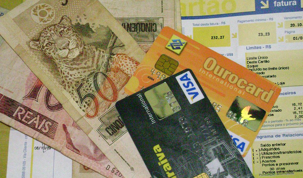 Inadimplência no mercado de crédito brasileiro no segmento de recursos livres subiu a 5,6% em março; segundo dados do Banco Central, índice foi de 5,% ao longo de fevereiro; estoque total de crédito no país recuou 0,7%, chegando a R$ 3,161 trilhões, equivalente a 53,1% do Produto Interno Bruto (PIB)