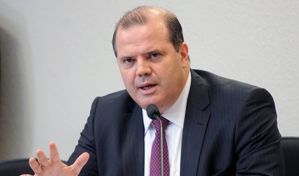 Após subir com força e passar a marca de R$ 4,24 nesta quinta-feira, o dólar perdeu força e começou a cair; às 16h07, moeda norte-americana tinha queda de 2,10%, a R$ 4,0590; na máxima da sessão, chegou a saltar para R$ 4,2491 e, na mínima, foi a R$ 4,0577; presidente do Banco Central, Alexandre Tombini, deu declarações de que poderão ser feito leilões de dólares no mercado à vista; Tombini não descartou o uso das reservas internacionais para conter a volatilidade no câmbio; "Todos os instrumentos à disposição do Banco Central estão no raio de ação caso seja necessário à frente"