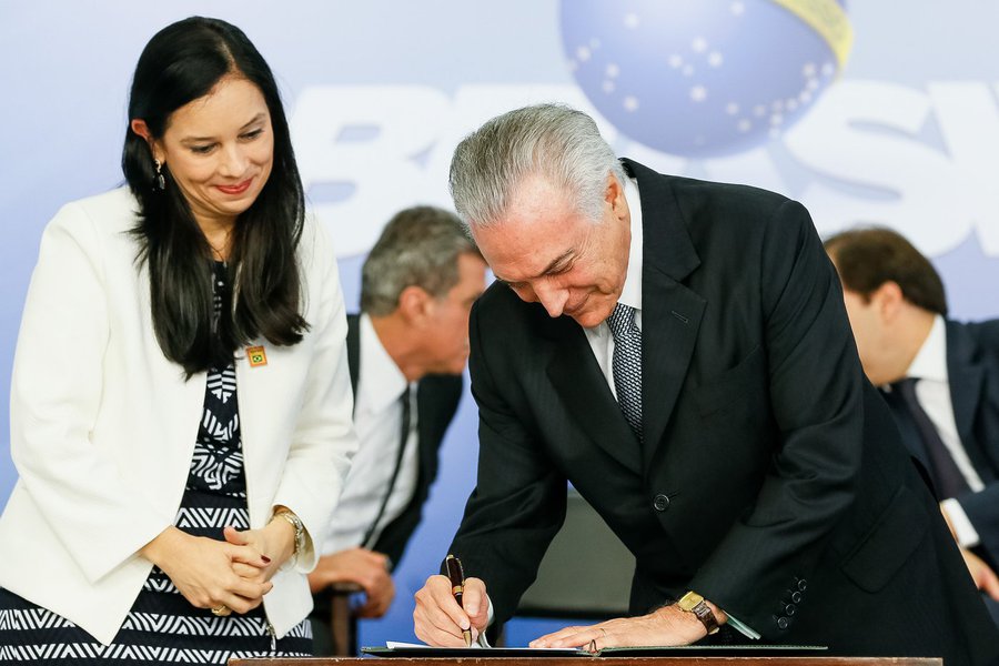 O “álibi” que construíram para Michel Temer justificar sua participação na tentativa de “enquadrar” o ex-ministro Marcelo Calero para que atendesse ao pleito do ex-ministro Geddel em relação ao prédio irregular de Salvador revelou-se absolutamente inconsistente: o de que teria apenas sugerido ao então ministro da Cultura encaminhar o assunto à AGU,  a quem compete dirimir conflitos entre órgãos. O conflito não era entre dois órgãos distintos, mas sim entre uma instância inferior (Iphan-Bahia) e a direção nacional do Iphan, que teria de prevalecer; leia a análise da colunista Tereza Cruvinel