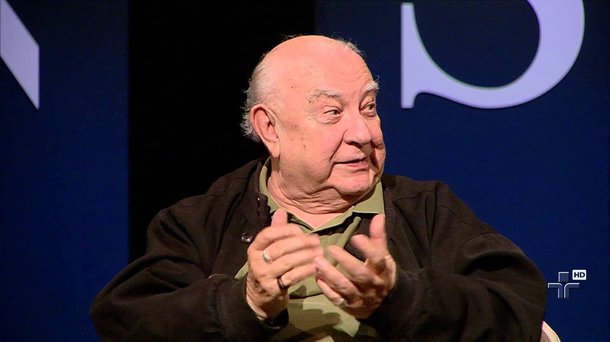 Por que perseguem o melhor presidente da história do Brasil? O presidente que fez o Brasil ser respeitado, valorizou o salário mínimo, acumulou bilhões em reservas, reduziu o desemprego, trouxe Copa e Olimpíadas e conduziu o maior processo de inclusão social da história? Essas são algumas questões levantadas pelo ator Sergio Mamberti, que responde: nas urnas, não podem com ele; assista