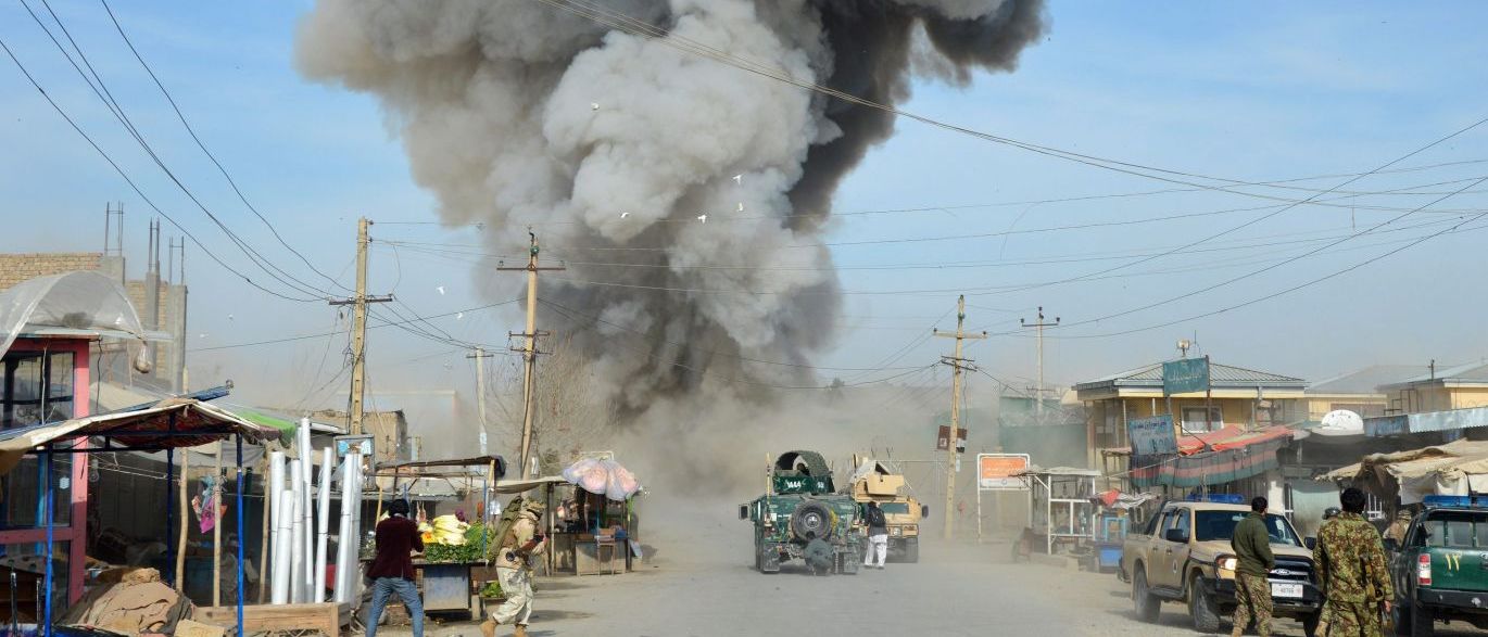 Pelo menos dez pessoas morreram e outras 40 ficaram feridas no Afeganistão num atentado perto de um mercado na província de Kunar, no Leste do país, segundo fontes oficiais citadas pelas agências internacionais; as fontes citadas pela AFP se referem a dez mortos enquanto a agência espanhola Efe informa que são pelo menos 11 as vítimas mortais
