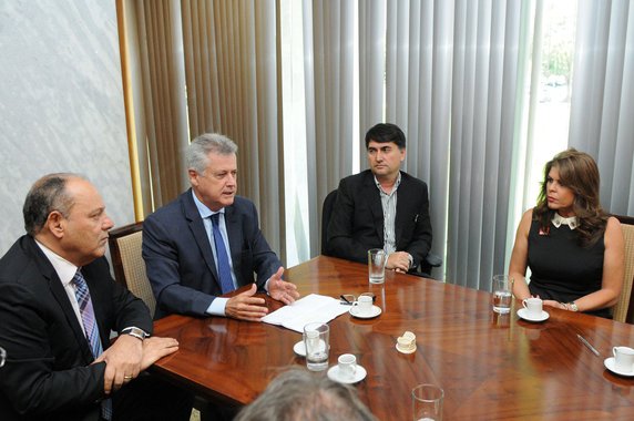 Formatar propostas para incentivar o estabelecimento e a permanência de empresas e indústrias e identificar os gargalos que travam o desenvolvimento econômico em Brasília foram os focos de um debate, no Palácio do Buriti; o governador Rodrigo Rollemberg recebeu o presidente do Sindicato do Comércio Varejista (Sindivarejista), Edson de Castro, e representantes do mercado de varejo do Distrito Federal; de acordo com chefe do executivo local, a responsabilidade sobre o desenvolvimento econômico tem de ser compartilhada entre governo e iniciativa privada; "O poder público está aberto a receber e avaliar propostas de incentivo a empresas que possam aquecer a economia local e gerar empregos"