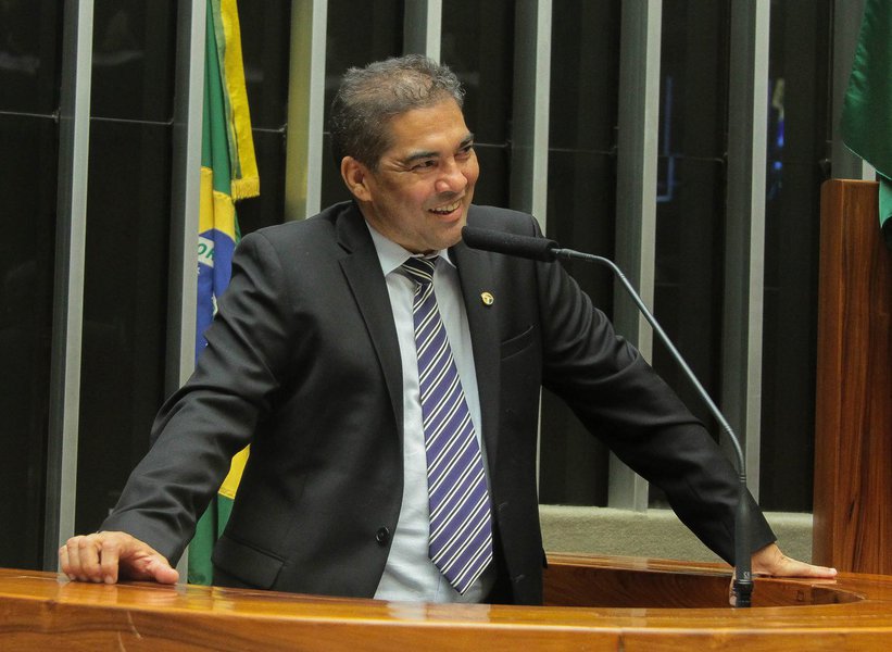 Apesar do pouco tempo de malas arriadas no PMDB, o senador Hélio José, do Distrito Federal, conseguiu de uma só tacada aborrecer a cúpula do partido, o presidente da Câmara, Eduardo Cunha, e o vice-presidente Michel Temer; ele critica veementemente a "ingratidão" dos peemedebistas com o PT, e diz que o possível governo Temer terá dias de amargura com Cunha; "Se o Temer assumir, o problema que ele vai assumir é o compromisso que ele teve de assinar com os bandidos do Cunha e com o grande empresariado", diz Hélio José