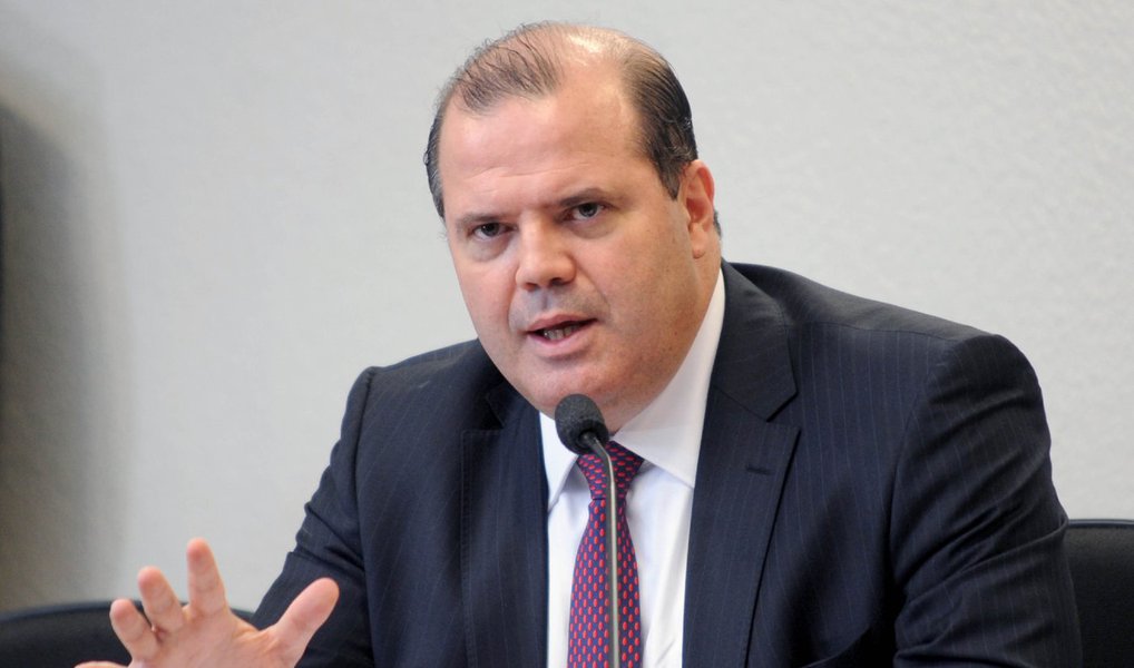 Após subir com força e passar a marca de R$ 4,24 nesta quinta-feira, o dólar perdeu força e começou a cair; às 16h07, moeda norte-americana tinha queda de 2,10%, a R$ 4,0590; na máxima da sessão, chegou a saltar para R$ 4,2491 e, na mínima, foi a R$ 4,0577; presidente do Banco Central, Alexandre Tombini, deu declarações de que poderão ser feito leilões de dólares no mercado à vista; Tombini não descartou o uso das reservas internacionais para conter a volatilidade no câmbio; "Todos os instrumentos à disposição do Banco Central estão no raio de ação caso seja necessário à frente"