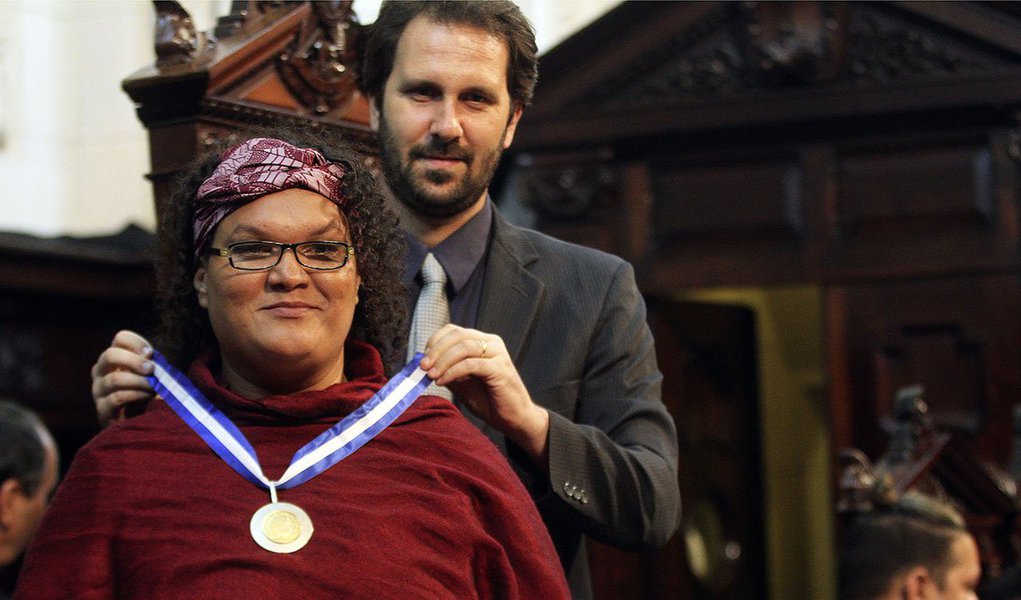 A transexual Gilmara Cunha recebeu, no plenário da Assembleia Legislativa do Rio de Janeiro (Alerj), a Medalha Tiradentes, a maior honraria da Casa; ela é moradora do conjunto de comunidades da Maré, na zona norte do Rio, preside o grupo Conexão G de Cidadania LGBT de Favelas e é integrante do Conselho Nacional de Juventude; "A nossa luta maior é pela sobrevivência dentro dos espaços do território de favelas. Hoje  a gente vive uma época de militarização das favelas, então é preciso resistir porque a sobrevivência, a vida em si, desta população precisa ser garantida dentro desse espaço", disse