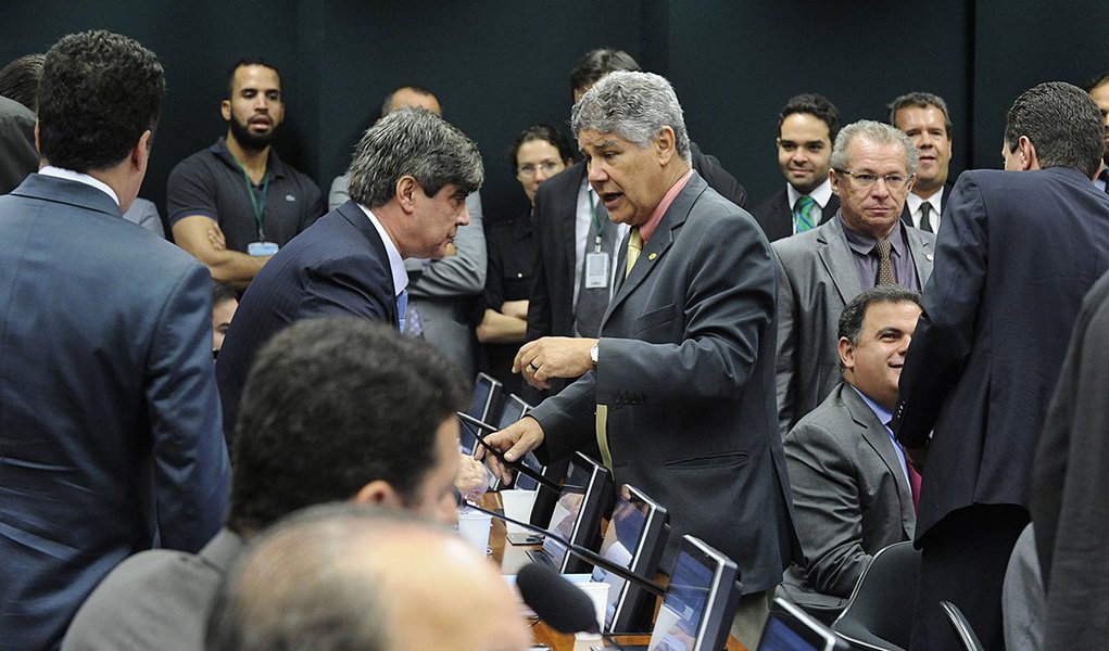 Por unanimidade, o processo no Conselho de Ética contra o líder do Psol, deputado Chico Alencar (RJ), foi arquivado; 16 parlamentares votaram com o relator do processo, deputado Sandro Alex (PPS-PR); o relator votou pela inépcia e ausência de justa causa na representação, que foi apresentada pelo deputado Paulinho da Força (SD-SP)