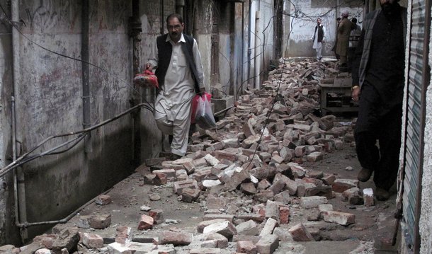 Forte terremoto que atingiu hoje (26) o Sul da Ásia provocou mais de 160 mortos no Paquistão e no Afeganistão, informaram autoridades locais à agência de notícias France-Presse (AFP); só no Paquistão, pelo menos 135 pessoas morreram, segundo balanço feito com base em números fornecidos pelas autoridades locais e provinciais; no Afeganistão, o balanço até o momento indicava 31 mortos, incluindo 12 estudantes numa escola em Takhar, uma província do Nordeste do país