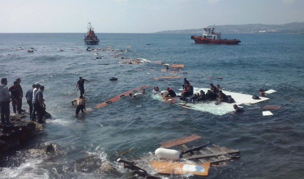 Até 500 imigrantes podem ter morrido afogados no mar Mediterrâneo na semana passada, quando traficantes de pessoas espremeram passageiros em um barco já sobrecarregado e provocaram um naufrágio, afirmou o Alto Comissariado das Nações Unidas para os Refugiados (Acnur); notícias do desastre coincidiram com o primeiro aniversário de uma das maiores tragédias no Mediterrâneo nos últimos tempos, quando estimados 800 imigrantes se afogaram na costa líbia depois que o barco pesqueiro em que navegavam colidiu com um navio mercante que tentava resgatá-los
