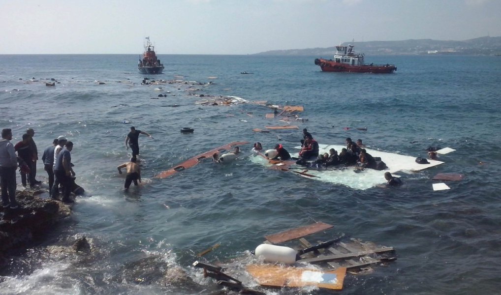 Até 500 imigrantes podem ter morrido afogados no mar Mediterrâneo na semana passada, quando traficantes de pessoas espremeram passageiros em um barco já sobrecarregado e provocaram um naufrágio, afirmou o Alto Comissariado das Nações Unidas para os Refugiados (Acnur); notícias do desastre coincidiram com o primeiro aniversário de uma das maiores tragédias no Mediterrâneo nos últimos tempos, quando estimados 800 imigrantes se afogaram na costa líbia depois que o barco pesqueiro em que navegavam colidiu com um navio mercante que tentava resgatá-los