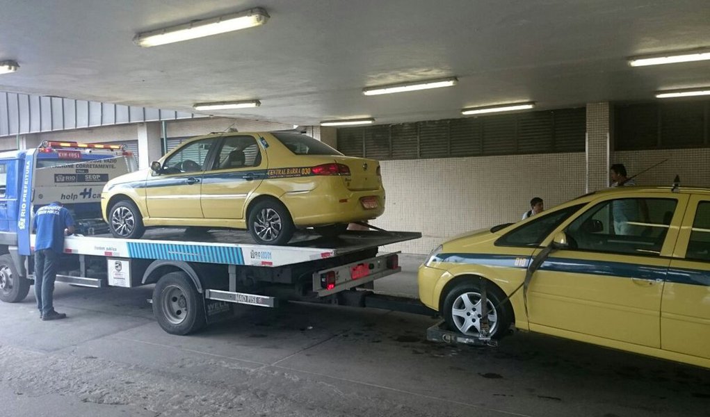 Operação Bandeira Preta resultou na prisão de 19 pessoas, até as 12h desta quinta-feira (26), acusadas de integrar uma quadrilha que falsificava autonomias de táxi em Niterói; foram expedidos 24 mandados de prisão e 52 de busca e apreensão, cumpridos em Niterói, São Gonçalo e no Rio de Janeiro; foram expedidos 24 mandados de prisão e 52 de busca e apreensão; de acordo com as investigações, o grupo foi responsável por 600 táxis piratas no município; o faturamento é estimado em R$ 27 milhões por ano apenas com os valores das diárias; dentre as instituições que participam da ação estão o Grupo de Atuação Especial de Combate ao Crime Organizado (Gaeco), braço policial do MP-RJ, e a Delegacia de Repressão às Ações Criminosas Organizadas (Draco)