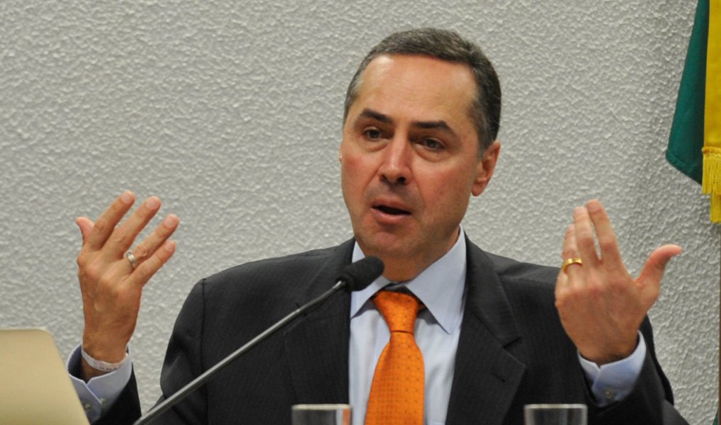 Embora evite comentar o mérito do pedido de impeachment protocolado pela oposição na Câmara, o ministro do STF Luís Roberto Barroso criticou o uso das instituições para "resultados políticos imediatos"; "O ímpeto de abreviar um governo que eventualmente tenha se tornado impopular não pode comprometer as conquistas institucionais que obtivemos nesses 30 anos. Abalar as instituições para obter resultados políticos imediatos é um pouco como perder a alma imaginando que se está ganhando o mundo", afirmou