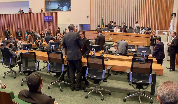 O governo do Distrito Federal tem o aval da Câmara Legislativa para colocar à venda 28 terrenos públicos; apesar de a estimativa inicial de arrecadação com a venda dos 32 terrenos e a área do Saan ter sido de R$ 1,2 bilhão, a previsão no orçamento de 2016 é de R$ 520 milhões; a medida integra uma série de iniciativas do Executivo local para reforçar a receita, e conseguir pagar os reajustes salariais autorizados em 2013; na última sessão legislativa do ano foram aprovados 19 projetos do Executivo, além da LOA do próximo ano, que estima receita de R$ 33 bilhões, e o Plano Plurianual para o quadriênio 2016-2019