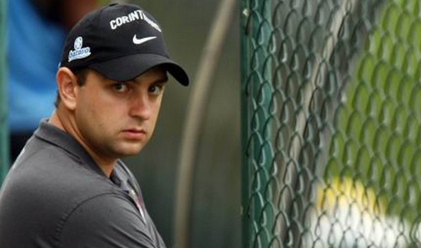 O filho do ex-presidente Lula, Luis Cláudio Lula da Silva, entrou com pedido de direito de resposta sobre reportagem publicada pelo UOL, na coluna Esplanada, assinada pelo jornalista Leandro Mazzini; segundo o advogado Cristiano Zanin, o jornalista "incorreu em grave erro" ao publicar que o filho de Lula "é suspeito de ganhar R$ 2,4 milhões numa triangulação em Medida Provisória editada pelo pai, quando presidente, que teria beneficiado fabricantes de automóveis"; "A simples observação da data de constituição da LFT Marketing Esportivo é o que basta para afastá-la de qualquer envolvimento com as suspeitas levantadas pelo jornalista e veiculadas pelo UOL", diz