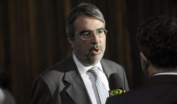 Senadores e deputados do PT devem se encontrar como o ministro da Secretaria de Governo, Ricardo Berzoini, para definir uma estratégia para a tramitação do processo de impeachment no Senado, que agora começa uma nova fase: de instrução e julgamento; segundo o deputado Henrique Fontana (PT-RS), uma proposta possível é a convocação de uma Constituinte exclusiva, "para permitir uma profunda reforma política do país"; "A lei votada por estes constituintes seria chancelada pela população em um referendo", defendeu o petista