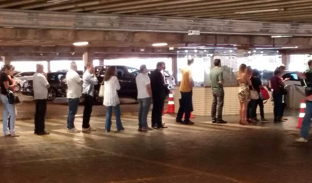 Determinação do presidente da Câmara, Eduardo Cunha (PMDB-RJ), para que todos os frequentadores da Casa – incluindo os servidores – passem por uma revista com detectores de metal irritou os profundamente os trabalhadores; durante a manhã, longas filas foram registradas para que os funcionários pudessem ter acesso ao seu local de trabalho; sindicato da categoria avalia ingressar com uma ação judicial para derrubar a determinação; decisão do peemedebista foi tomada após ele ter sido alvo de uma protesto com uma chuva de dólares falsos durante uma entrevista coletiva