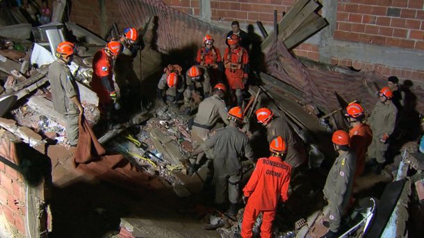 Duas pessoas morreram e duas ficaram feridas depois que uma casa desabou na zona norte da cidade do Rio de Janeiro; a Lídia de Lima, de 81 anos, e a neta Alessa Carolina Fernandes, de 17 anos, morreram ainda no local do desabamento; de acordo com a Defesa Civil Municipal, o imóvel de três pavimentos foi construído sem embasamento técnico de engenheiro ou arquiteto