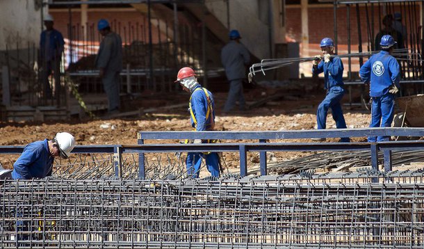 De acordo com dados do Cadastro Geral de Empregos (Caged), divulgado pelo Ministério do Trabalho, o Paraná está entre os cinco estados que tiveram saldo positivo na geração de empregos formais em janeiro; foram criados 1.074 com carteira assinada, o que significa  um crescimento de 0,04%; os setores que mais contribuíram para esse resultado foram os de Serviços, Construção Civil e a Indústria de Transformação; já o setor que mais registrou demissões foi o de Comércio 