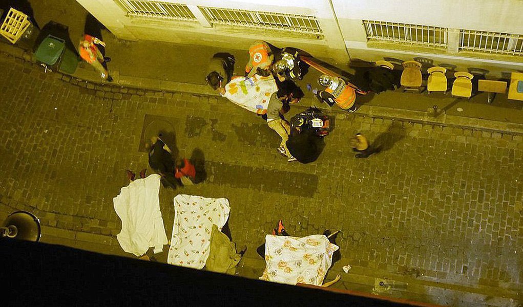 Balanço divulgado agora neste sábado (14) pelas autoridades francesas informa que os atentados em Paris fizeram 129 mortos e 352 feridos, 99 dos quais estão em estado grave; sete terroristas morreram durante a sua ação criminosa, seis dos quais homens-bomba; as primeiras conclusões da investigação sugerem que pelo menos três equipes de terroristas perpetraram os atentados; eles usaram vários veículos, um dos quais com placa da Bélgica e alugado por um francês
