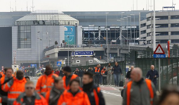 Aeroporto de Bruxelas será reaberto parcialmente para voos de passageiros na noite de sexta-feira, depois de ser fechado em decorrência dos ataques a bomba em 22 de março; "O aeroporto está... tecnicamente pronto para um recomeço de voos de passageiros com a infraestrutura temporária feita para o check-in", informou a Companhia do Aeroporto de Bruxelas em comunicado