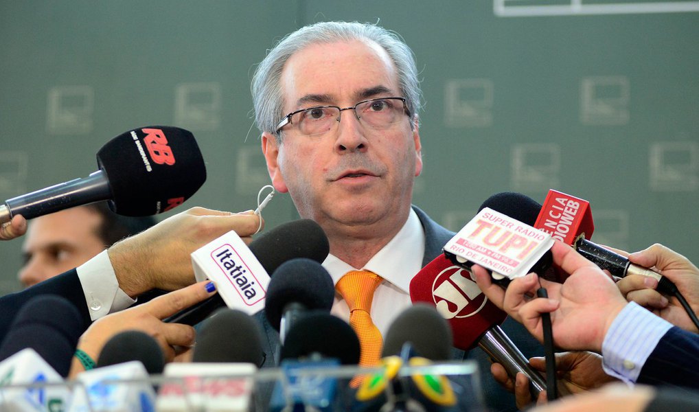 Presidente da Câmara disse que apresentará recurso ao Supremo contra a suspensão de rito de impeachment até sexta-feira e que, até lá, não pretende analisar mais nenhum pedido de impeachment; Eduardo Cunha ainda afirmou que considera importante que o STF analise logo o tema. "Não pode ter um tema dessa complexidade que leve tempo para ser definido", disse