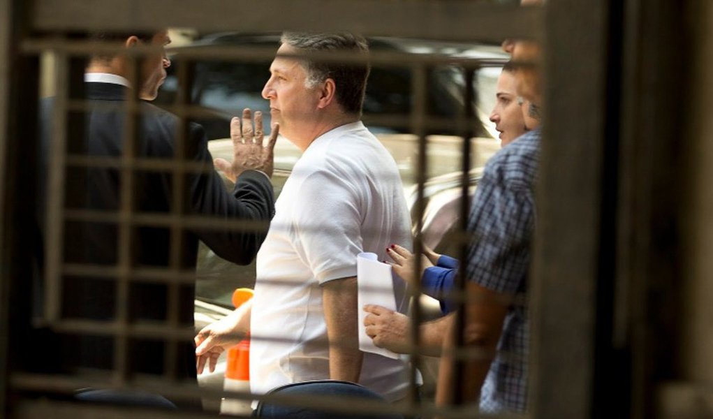 Ordem dos Advogados do Brasil (OAB) condenou com veemência a divulgação de conversas entre o advogado Jonas Lopes de Carvalho Neto com o ex-governador Anthony Garotinho (PR), que está preso pela Polícia Federal por suposto crime eleitoral nas eleições municipais de Campos; Conselho Federal da Ordem e pelo Colégio de Presidentes de Seccionais da OAB disseram que "não se pode combater um crime com outro"; "Admitir agressão ao direito de defesa, não importa o pretexto, indica retrocesso"