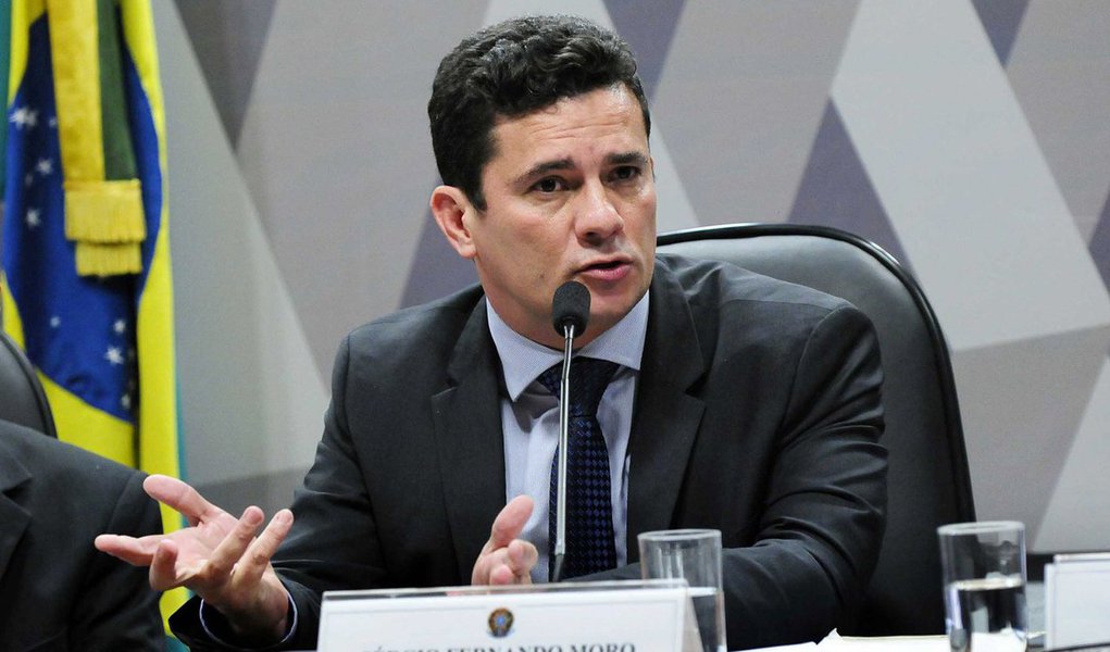 “Juiz Sérgio Moro arriscou tudo neste grampo urdido em conluio com a Globo. Os adversários podem fazer tudo, exceto se intimidar com seu blefe. Moro e seu golpismo só serão derrotados com uma reação enérgica dos que não querem ver o Brasil retroceder aos horrores de 1954 e 1964”, disse Paulo Nogueira, do DCM