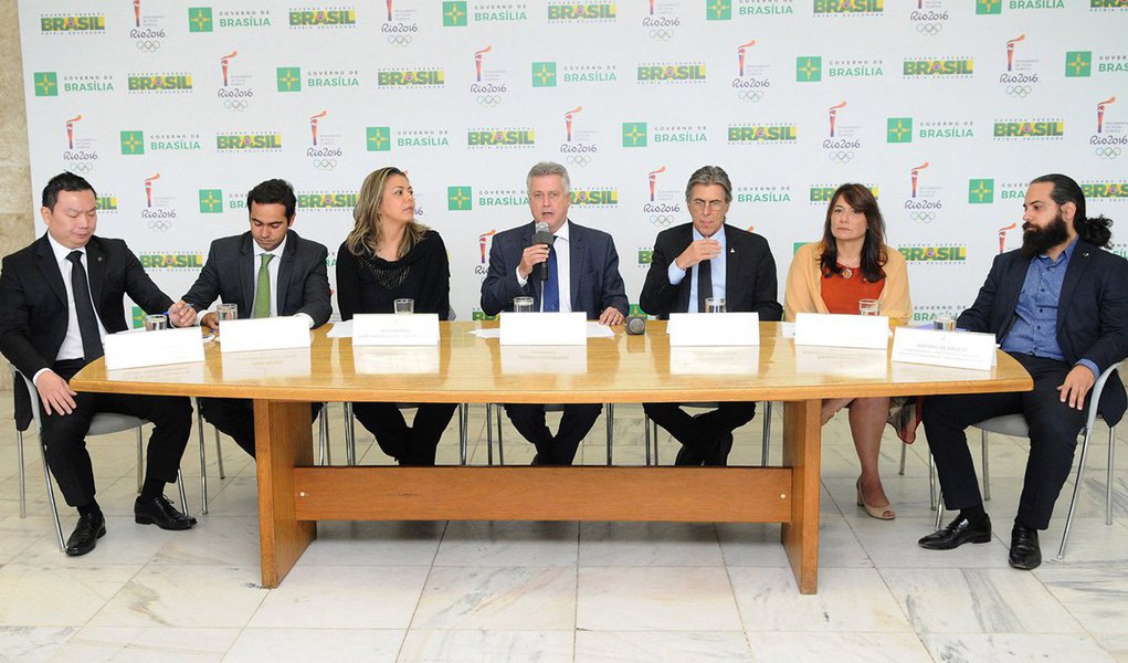 Brasília está pronta para receber a tocha olímpica na primeira escala do revezamento de um dos maiores símbolos olímpicos no Brasil; serão 329 cidades a partir de 3 de maio, a começar pela capital federal; em coletiva de imprensa; o governador Rodrigo Rollemberg garantiu que a cidade está pronta para receber a tocha acesa em Olímpia, na Grécia, no dia 21 de abril; "Estamos muito honrados. Brasília será a primeira cidade do Brasil a receber a tocha olímpica. É a oportunidade de mostrar a cidade para o mundo. Está tudo preparado para que a tocha possa passar sem causar grandes transtornos, com esquema de segurança montado. Esse é um momento extraordinário. Queremos que Brasília seja o palco de celebração dos povos", disse