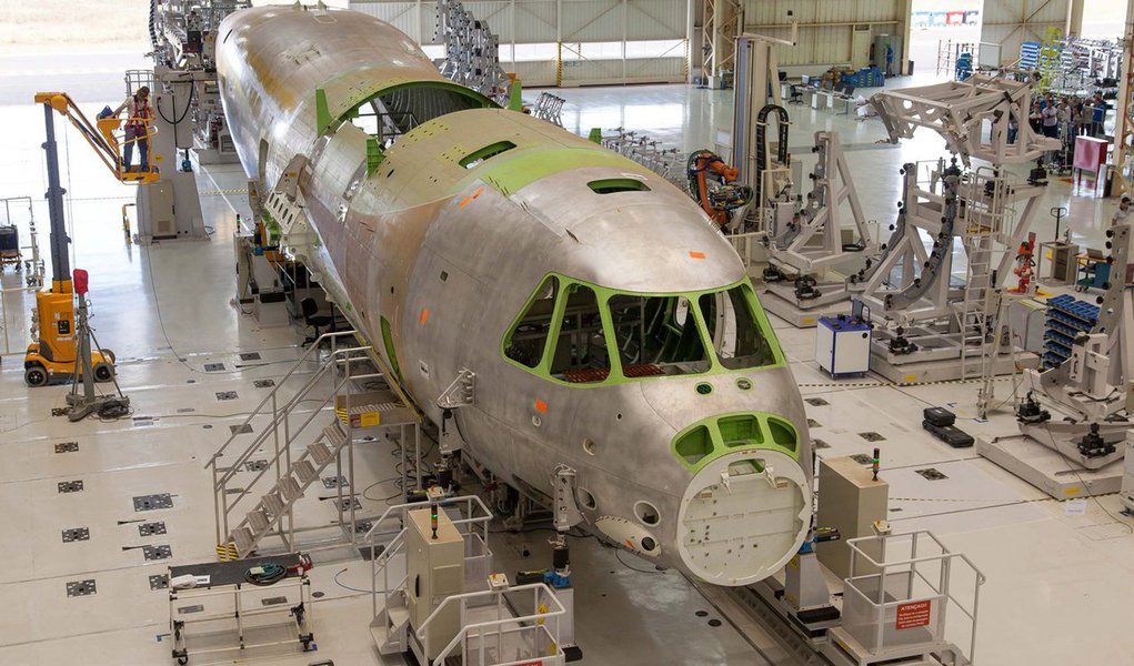 Embraer teve lucro líquido de R$ 385,7 milhões no primeiro trimestre, contra prejuízo líquido de R$ 196,1 milhões no mesmo período do ano anterior