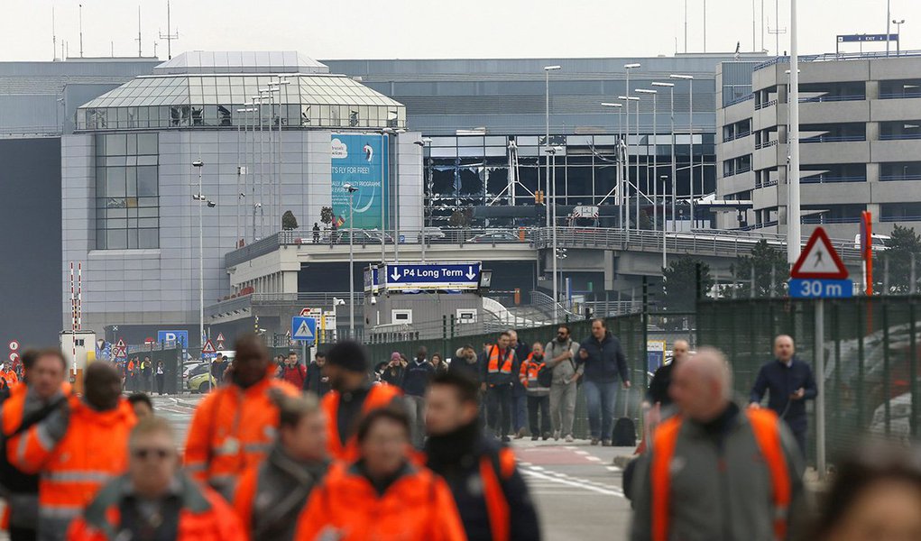 Aeroporto de Bruxelas será reaberto parcialmente para voos de passageiros na noite de sexta-feira, depois de ser fechado em decorrência dos ataques a bomba em 22 de março; "O aeroporto está... tecnicamente pronto para um recomeço de voos de passageiros com a infraestrutura temporária feita para o check-in", informou a Companhia do Aeroporto de Bruxelas em comunicado