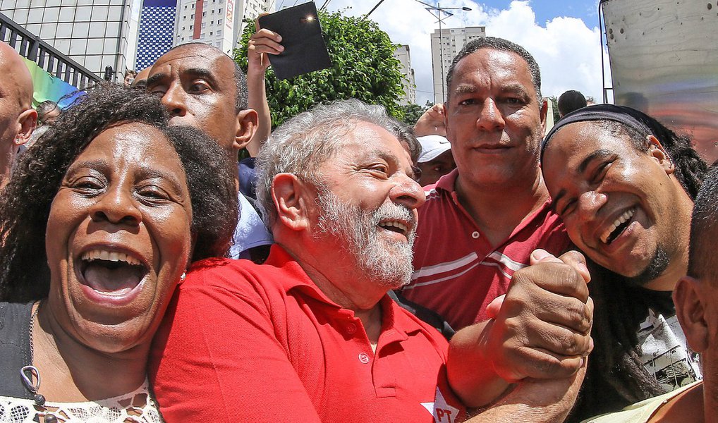 Para a jornalista Tereza Cruvinel, para que a volta do ex-presidente Lula ao governo "tire o país do atoleiro, garanta a salvação do governo Dilma e permita sua candidatura à presidência em 2018, noves fora um impedimento judicial, ele terá também de ressuscitar o lulismo, que é algo mais que o seguidismo a um líder"; "Entenda-se por lulismo uma forma de governar que, baseada na agregação e num pacto não escrito, garantiu ao Brasil um momento virtuoso na economia, uma inédita projeção internacional e um forte desenvolvimento social com redução da desigualdade e ampliação do mercado interno de consumo. É o lulismo como tal que pode garantir a restauração da estabilidade política e da racionalidade econômica", explica a colunista do 247; leia a íntegra