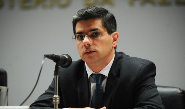 Otávio Ladeira de Medeiros foi confirmado nesta sexta-feira, 12, como secretário do Tesouro Nacional pelo ministro da Fazenda, Nelson Barbosa; interino no cargo desde dezembro, Ladeira é formado em economia pela Universidade de Brasília (UnB) e tem mestrado também em economia pela mesma universidade; funcionário de carreira do Tesouro, ele é analista de finanças e controle