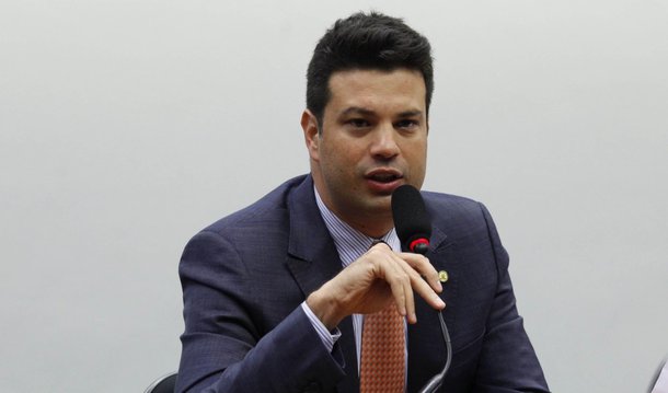 Em discurso na comissão do impeachment, líder do PMDB defende que todos os cargos eleitos em 2014 são legítimos, inclusive o da presidente Dilma Rousseff, e diz que o movimento pró-impeachment provocou uma situação nefasta no país; Leonardo Picciani ainda mandou um recado a um dos líderes do golpe: "o País está acima da ambição pessoal"; o deputado liberou o voto na comissão da bancada do partido, que rompeu oficialmente com o governo