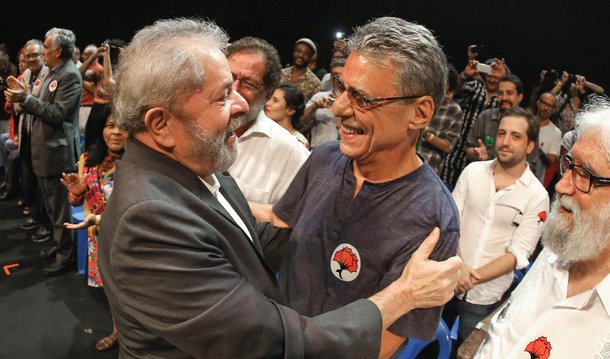Milhares de pessoas participam na noite desta segunda-feira (11) do ato da Cultura pela Democracia, na Fundição Progresso, no Rio de Janeiro; o evento é liderado pelo cantor e compositor Chico Buarque e conta com a presença do ex-presidente Lula, do teólogo Leonardo Boff, do ator e humorista Gregório Duvivier, do ex-ministro Juca Ferreira, de Eric Nepomuceno, da cantora Beth Carvalho, entre outros; "Estaremos juntos em defesa da democracia. Não vai ter golpe", afirmou Chico Buarque; a cantora Beth Carvalho defendeu a construção de uma rede democrática de comunicação em defesa da legalidade