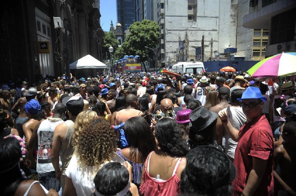 Em dia de sol e muito calor, mais de 50 blocos arrastam milhares de pessoas pelas ruas e avenidas do Rio de Janeiro, mostrando que o carnaval de rua se integra definitivamente ao calendário de eventos da cidade; depois de um sábado em que o ponto alto foi a passagem pelas ruas de Ipanema, na zona sul, do bloco Simpatia Quase Amor, que arrastou cerca de 100 mil pessoas, hoje foi a vez de o Bloco da Preta, da cantora Preta Gil e amigos famosos – incluindo o pai, o cantor e compositor Gilberto Gil – arrastar cerca de 300 mil pessoas pelo centro da cidade, de acordo com a Riotur