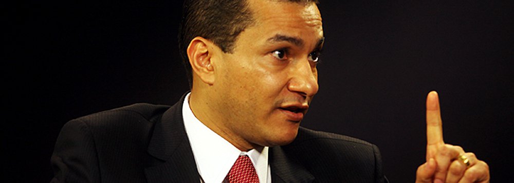 Michel Temer, que agora quer unir o Ministério da Ciência e Tecnologia ao da Comunicação, ofereceu o Esporte para o PRB, pasta que controlava até abandonar Dilma Rousseff e que já foi prometida ao PMDB do Rio; a bancada do partido se revoltou: “Esquecem que somos destemidos. Somos 22 mais a Record. E temos palavra”, diz o deputado Marcelo Squassoni (SP); antes da mudança, o cotado para a Ciência era Marcos Pereira, pastor licenciado da Universal, o que gerou protesto de pesquisadores