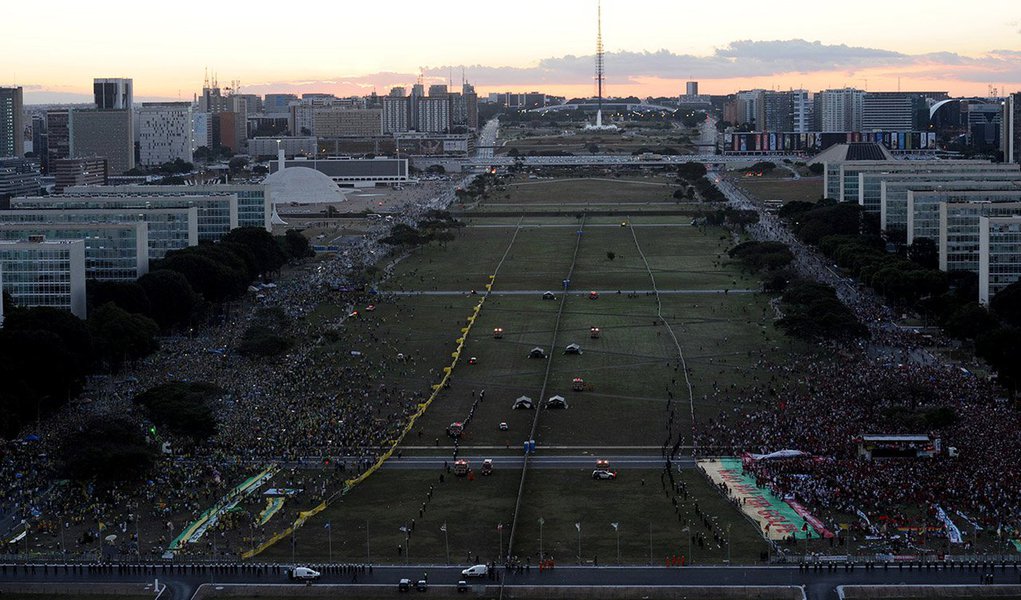 Com medo de confronto, organizadores do protesto em favor do processo de impeachment da presidente Dilma marcaram a viagem de retorno para o fim da tarde deste domingo; de acordo com informações da Polícia Militar, aproximadamente 57 mil manifestantes ocupam a Esplanada dos Ministérios; PMs apreenderam caixas de fogos de artifício na parte de cima de uma árvore no estacionamento do Ministério da Ciência e da Tecnologia, no lado de manifestantes a favor do impeachment; mais de 20 artefatos estavam em uma sacola cheia de folhas; o dono não foi localizado, e ninguém foi preso