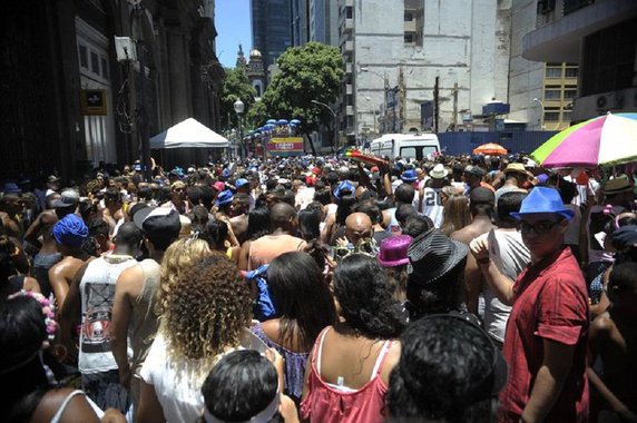 Em dia de sol e muito calor, mais de 50 blocos arrastam milhares de pessoas pelas ruas e avenidas do Rio de Janeiro, mostrando que o carnaval de rua se integra definitivamente ao calendário de eventos da cidade; depois de um sábado em que o ponto alto foi a passagem pelas ruas de Ipanema, na zona sul, do bloco Simpatia Quase Amor, que arrastou cerca de 100 mil pessoas, hoje foi a vez de o Bloco da Preta, da cantora Preta Gil e amigos famosos – incluindo o pai, o cantor e compositor Gilberto Gil – arrastar cerca de 300 mil pessoas pelo centro da cidade, de acordo com a Riotur