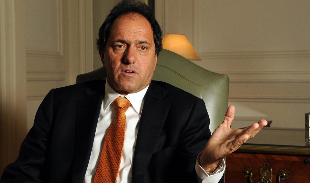 Durante entrevista a jornalistas nesta segunda-feira, 26, o candidato do governo à Presidência da Argentina, Daniel Scioli, mencionou a oposição ao governo brasileiro, ao pedir cautela aos que pedem "mudança" em relação ao governo de Cristina Kirchner; Scioli disse que o que está acontecendo na Argentina, já ocorreu recentemente no Brasil e no Uruguai. "Nesses países, os governos nacionais-populares enfrentaram nas últimas eleições a uma reclamação da direita. É preciso refletir e discutir essa reclamação"; candidato vai disputar segundo com prefeito de Bueno Aires, Maurício Macri