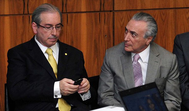 Segundo a colunista Mônica Bergamo, Eduardo Cunha (PMDB) dizia a quem o visitava que um dos primeiros telefonemas que recebeu nesta quinta (5), logo depois da decisão de Teori Zavascki de suspendê-lo do cargo de deputado, foi do vice-presidente Michel Temer