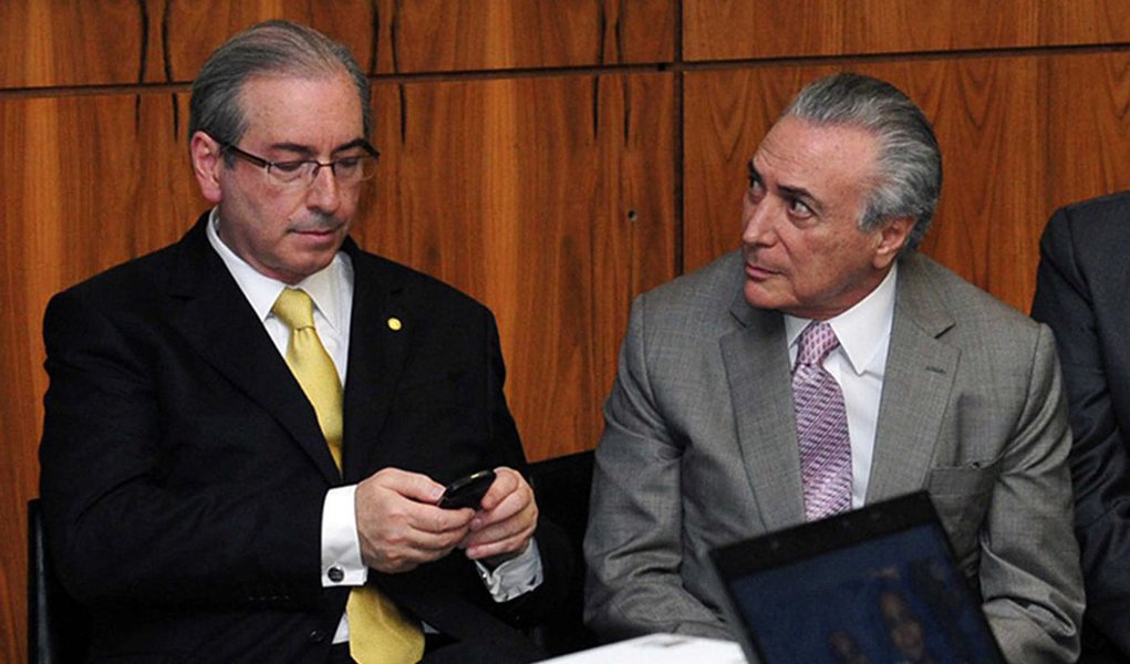 Segundo a colunista Mônica Bergamo, Eduardo Cunha (PMDB) dizia a quem o visitava que um dos primeiros telefonemas que recebeu nesta quinta (5), logo depois da decisão de Teori Zavascki de suspendê-lo do cargo de deputado, foi do vice-presidente Michel Temer