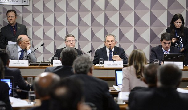 O primeiro a falar, nesta manhã, foi o juiz do Tribunal de Justiça de São Paulo e professor da USP José Maurício Conti; também foram convidados pela oposição o procurador do MP junto ao TCU Júlio Marcelo de Oliveira - um dos técnicos que integram a equipe que analisou e recomendou aos ministros da corte a rejeição das contas do governo Dilma de 2014 - e o advogado especialista em leis sobre combate à corrupção Fábio Medina Osório; nesta terça, estão agendados depoimentos em defesa da presidente