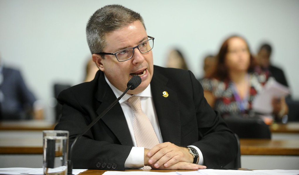 Dos 21 senadores titulares que irão analisar o pedido de afastamento da presidente Dilma Rousseff, 15 (ou 70%) devem votar favoravelmente; nesta sexta, dois dos quatro vice-líderes do governo na Casa declararam voto contra Dilma; caso deve ser relatado pelo tucano Antonio Anastasia, nome criticado pelo PT sob o argumento da parcialidade