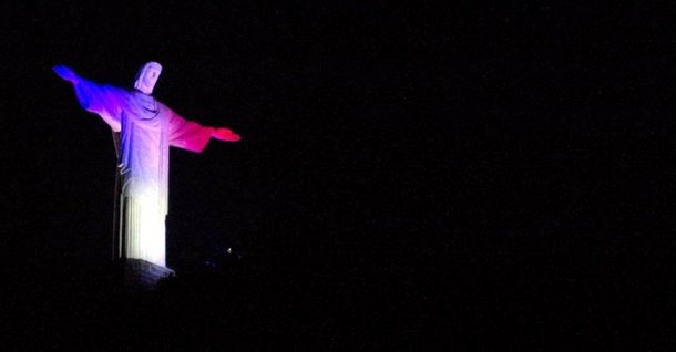 O Cristo Redentor ganhou as cores da bandeira da França na noite deste sábado (14) em homenagem as vítimas dos ataques terroristas em Paris; à tarde, o Padre Omar, reitor do santuário Cristo Redentor do Corcovado, fez uma oração no local