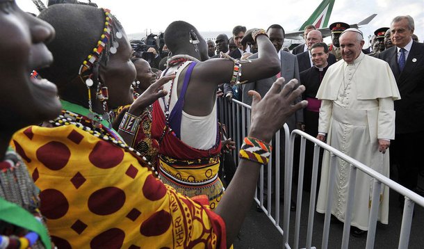 Francisco empreende visita à República Centro-Africana sob o nível mais alto de segurança jamais visto em uma das suas viagens; no momento em que seu avião pousou na capital Bangui, helicópteros de ataque patrulhavam os céus e forças de paz das Nações Unidas e do Exército francês esperavam do lado de fora do aeroporto; soldado na ONU armado com fuzil acompanhou dentro de cada uma das vans usadas para transporte de repórteres acompanhando o Papa