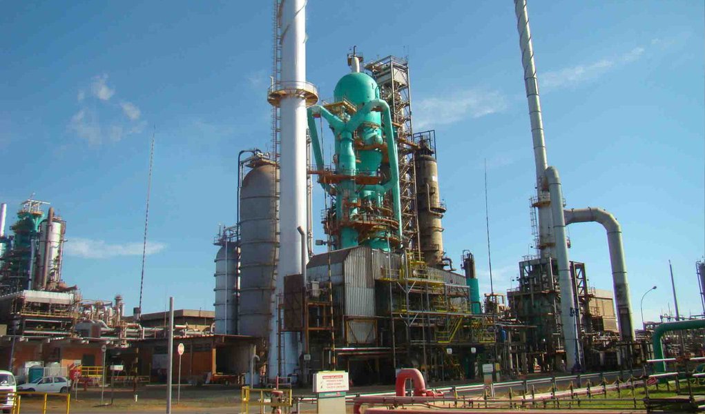 Com o incêndio, causado por um vazamento de produto, a refinaria que tem capacidade para processar 239 mil barris por dia começou a operar com capacidade reduzida; não há registro de vítimas com o ocorrido; o fogo começou por volta das 13h40 e foi controlado cerca de duas horas depois