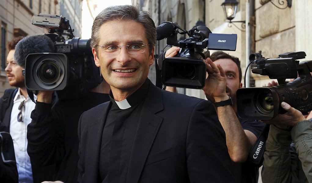 A revelação foi feita pelo monsenhor polonês Krzysztof Charamsa, 43 anos, ao jornal italiano Corriere della Sera; "Estou pronto a pagar as consequências, mas é o momento para que a igreja abra os olhos para os gays crentes e entenda que a solução que eles propõem, a abstinência total do amor na vida, é desumana", disse; porta-voz da Santa Sé, padre Federico Lombardi afirmou que o "Monsenhor Charamsa não poderá continuar a desenvolver as funções precedentes na Congregação para a Doutrina da Fé e nas Universidades Pontifícias"