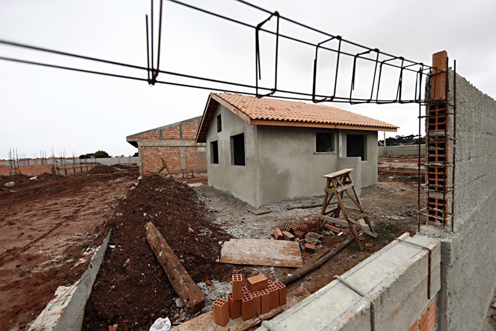 O Ministério Público (MP-PR) investiga os contratos firmados entre a Prefeitura de Bituruna e a empresa Valor Construtora e Serviços Ambientais; o dono da empresa de Curitiba, Eduardo Lopes de Souza, além de outras 14 pessoas, já respondem a uma ação criminal desde o último dia 14, no âmbito da Operação Quadro Negro; na denúncia, os 15 réus são acusados de envolvimento em esquema de desvio de dinheiro público a partir de contratos da construtora com a Secretaria de Estado da Educação (Seed) – quase R$ 20 milhões teriam sido tirados de construções e reformas de escolas estaduais em todo o Paraná. Outros contratos da empresa estão na mira da Justiça 