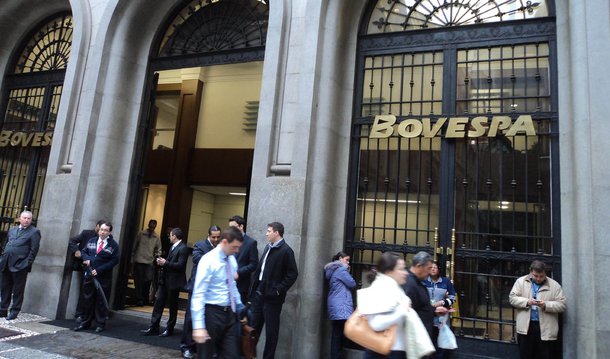 No dia em que o banco central dos Estados Unidos aumentou a taxa de juros em 0,25%, pela primeira vez em quase 10 anos, e que o Brasil perdeu o grau de investimento com o rebaixamento pela Fitch, o Ibovespa ganhou força e fechou em alta de 0,32% a 45.015 pontos; volume financeiro negociado foi de R$ 22,425 bilhões; já o dólar teve alta 1,24% a R$ 3,9227 na compra e a R$ 3,9247 na venda