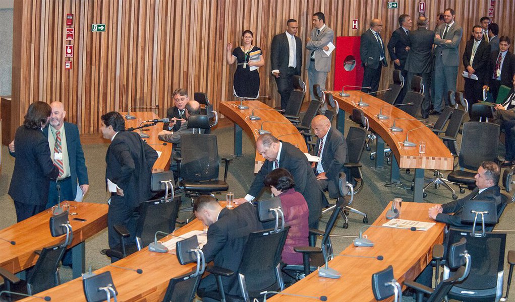 A primeira sessão ordinária da Câmara Legislativa do Distrito Federal (CLDF) foi marcada pela repercussão entre os distritais do assassinato ocorrida na porta de uma escola no Guará; o crime aconteceu quando um funcionário público teve o carro roubado e foi assassinato na porta da escola dos filhos; distritais criticaram duramente a segurança da cidade e cobraram ação do governo para enfrentar a violência; alguns parlamentares chegaram a propor a decretação de estado de emergência na segurança pública e até mesmo uma intervenção do ministério da Justiça